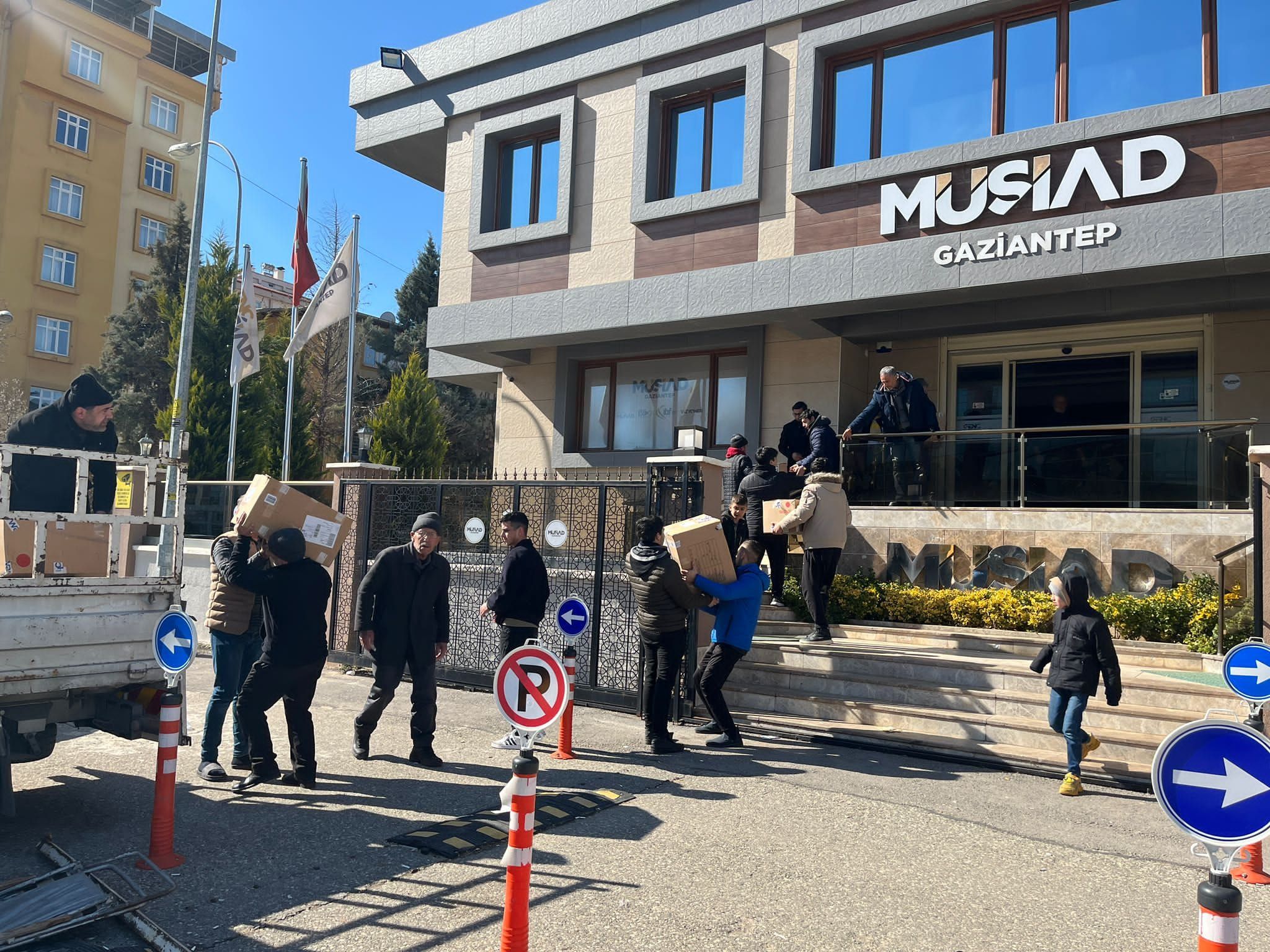Bursa'dan yola çıkan temel ihtiyaç malzemeleri taşıyan araçlarımız Gaziantep'e ulaştı.