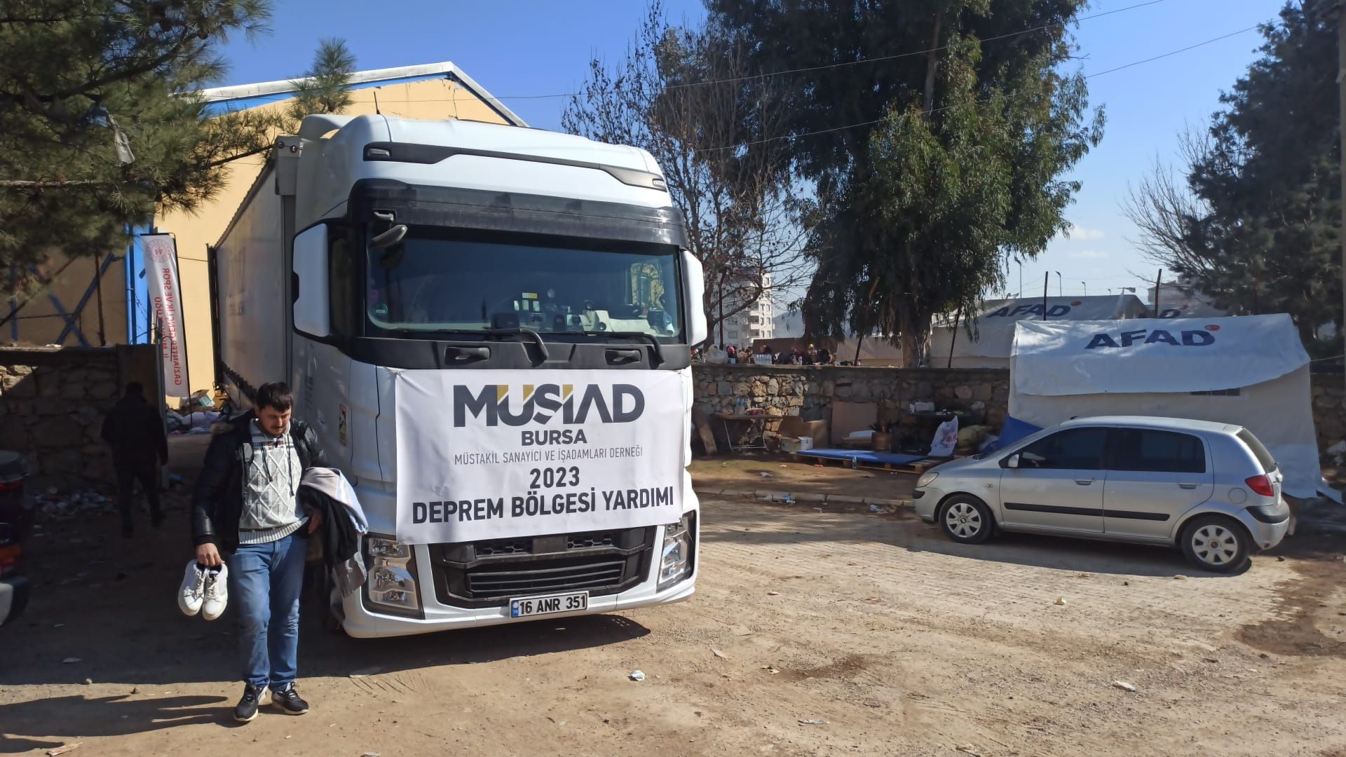Yardım Tırları Ulaştı